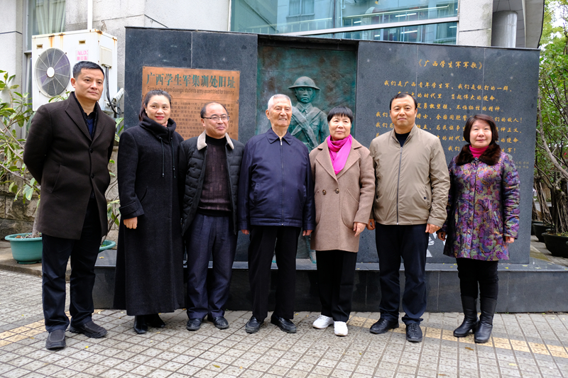 在广西学生军集训处旧址祭扫苏蔓,罗文坤,张海萍三烈士纪念碑在广西